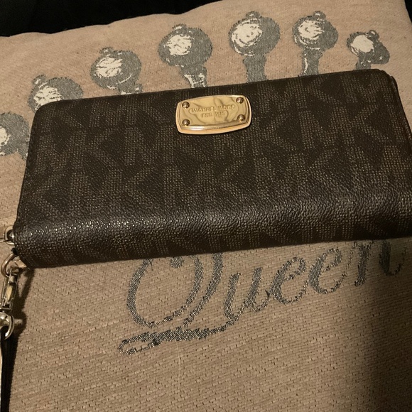 Authentic Michael Kors Jet Set Continental Women's Wallet With MK Logo - Picture 1 of 4